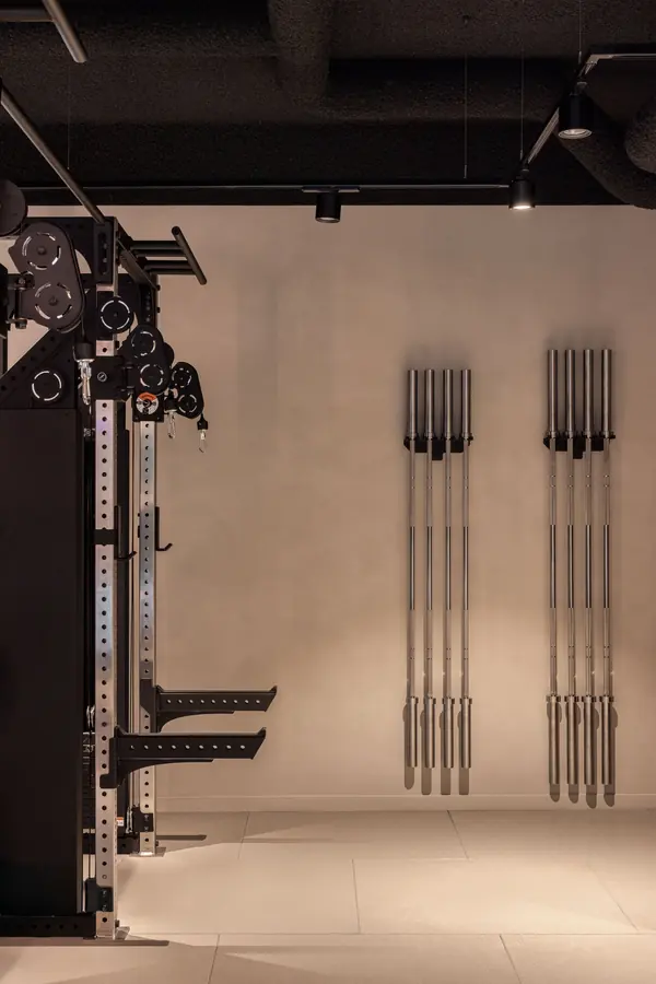 Halterstangen aan de wand naast een rack.